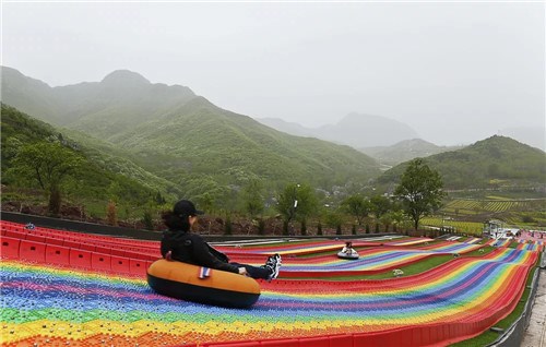 雨湖彩虹滑草场